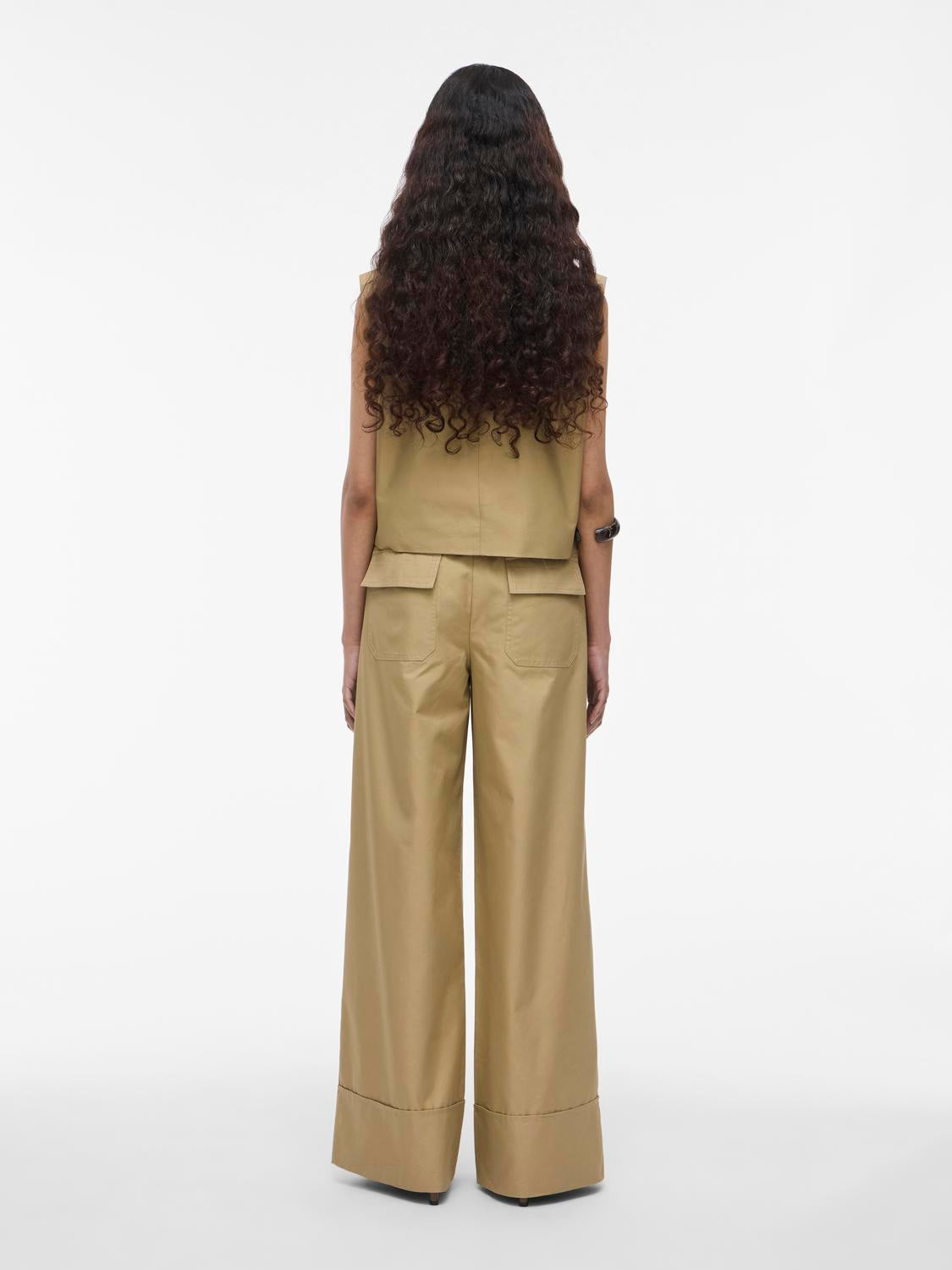 model_shot-back